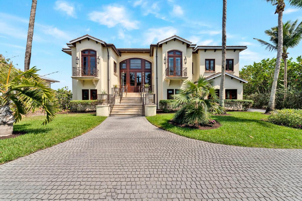 Recently Sold: $6,350,000 (6 beds, 5 baths, 6539 Square Feet)