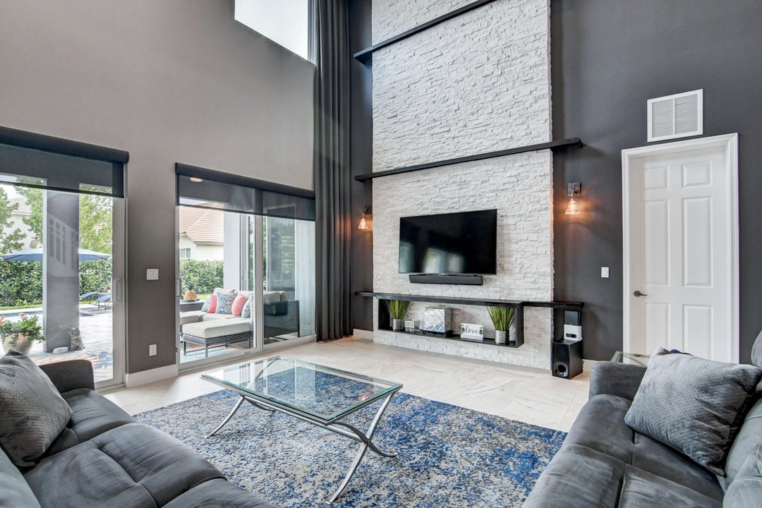 Vendido Recientemente: $1,050,000 (5 camas, 4 baños, 4809 Pies cuadrados)