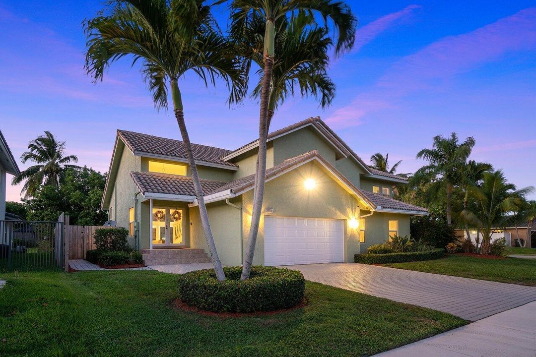 Recently Sold: $925,000 (4 beds, 3 baths, 3076 Square Feet)