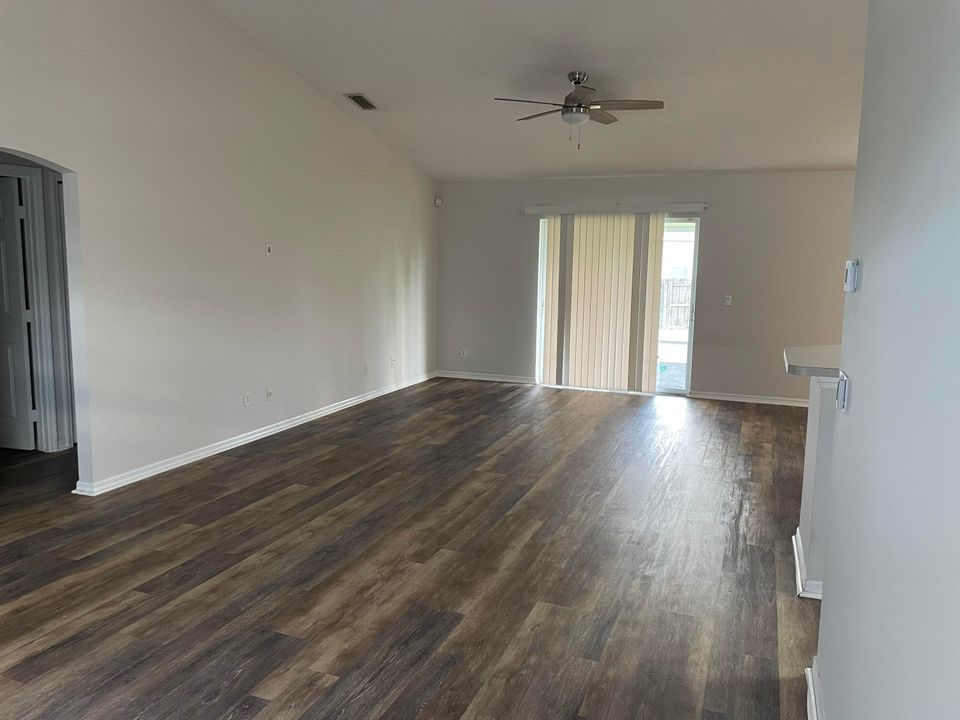 Recently Rented: $2,200 (3 beds, 2 baths, 1615 Square Feet)