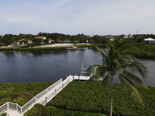 Recently Sold: $4,600,000 (3 beds, 3 baths, 4155 Square Feet)