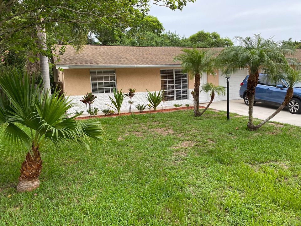 Recently Rented: $1,950 (3 beds, 2 baths, 1275 Square Feet)