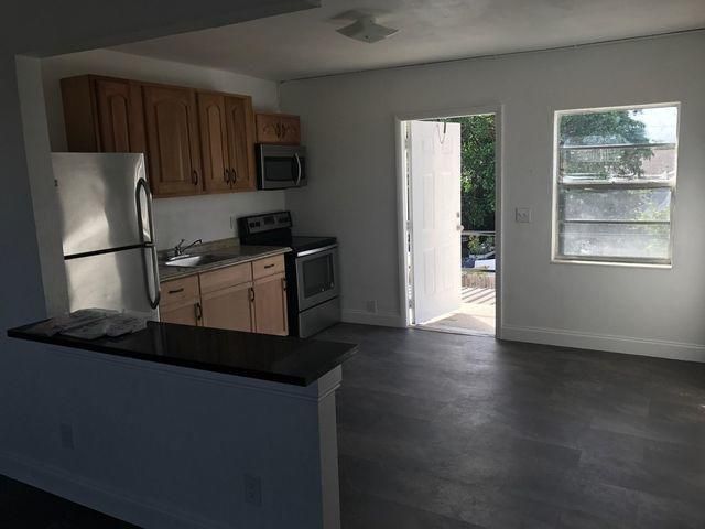 Active With Contract: $1,400 (2 beds, 1 baths, 1200 Square Feet)