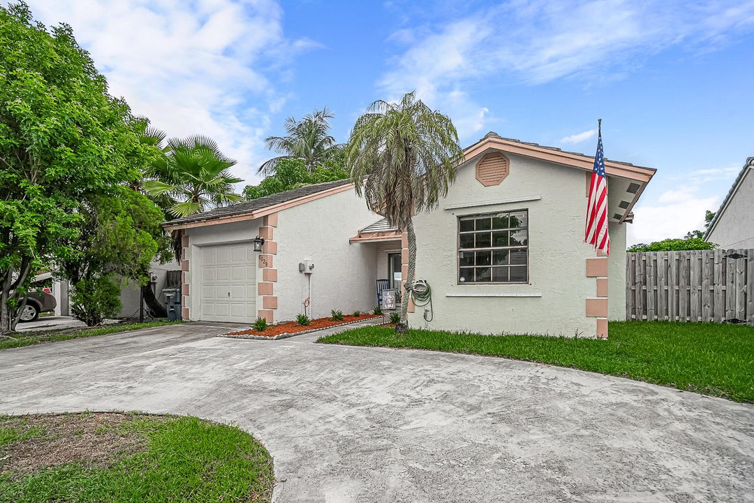 Recently Sold: $295,000 (3 beds, 2 baths, 1155 Square Feet)