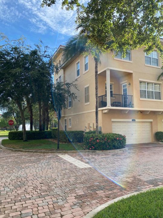 Recently Sold: $500,000 (3 beds, 3 baths, 2383 Square Feet)