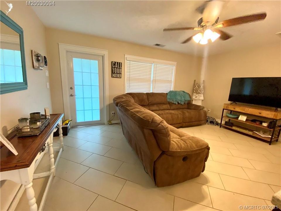 Recently Rented: $2,000 (2 beds, 1 baths, 858 Square Feet)