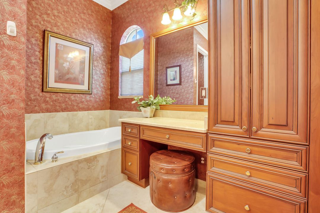 最近售出: $573,900 (3 贝兹, 3 浴室, 2682 平方英尺)