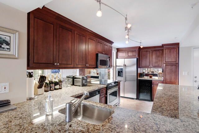 Recently Sold: $699,000 (2 beds, 2 baths, 1178 Square Feet)