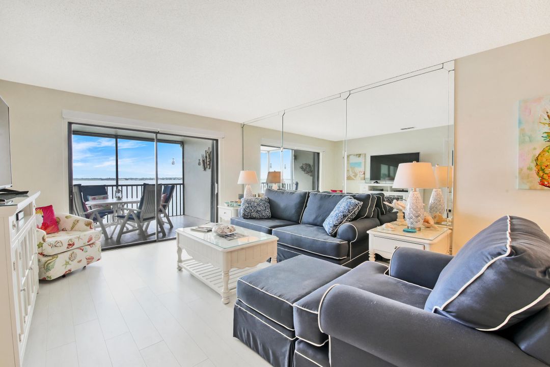 Recently Sold: $475,000 (2 beds, 2 baths, 1306 Square Feet)