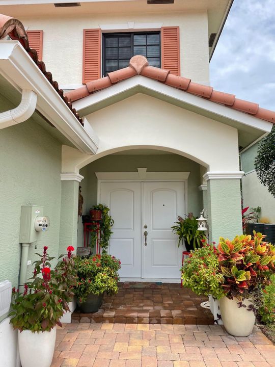 Recently Sold: $325,000 (3 beds, 2 baths, 1636 Square Feet)