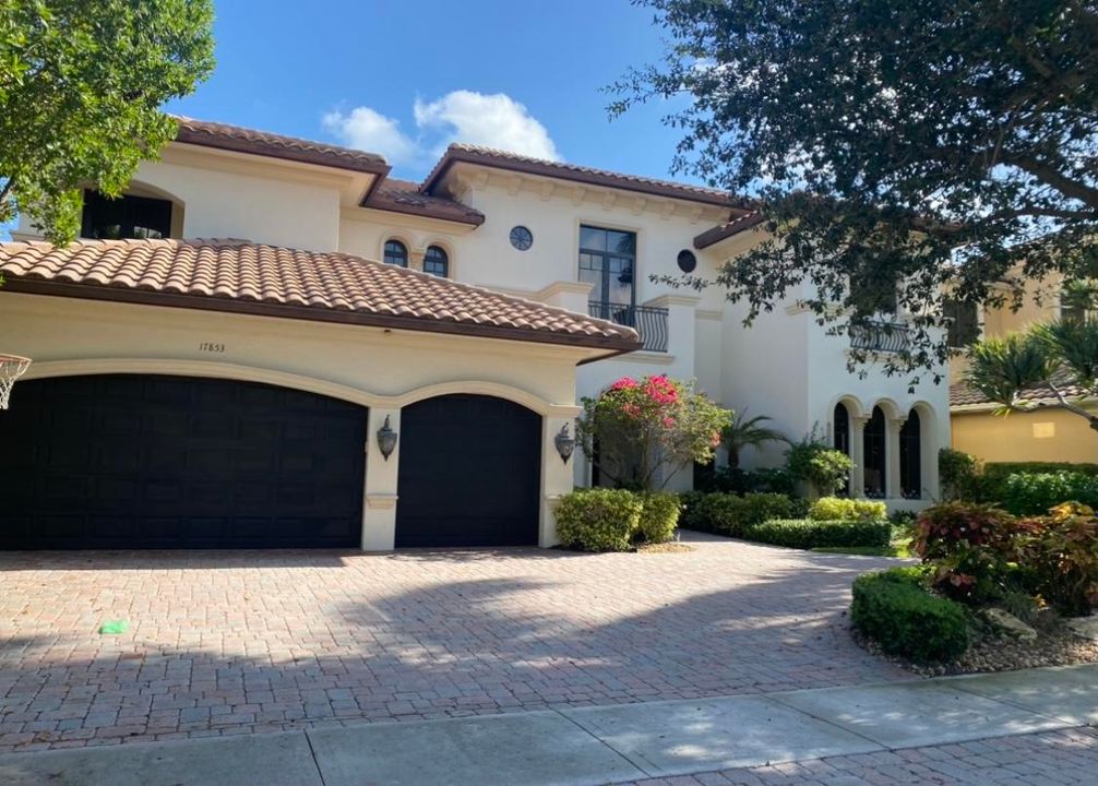 Recently Sold: $1,600,000 (6 beds, 5 baths, 5935 Square Feet)