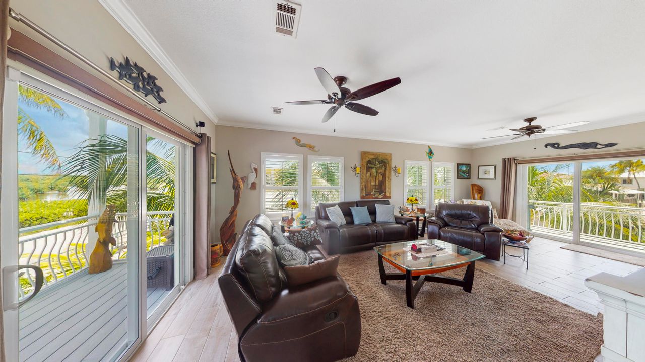 Recently Sold: $1,300,000 (3 beds, 2 baths, 2160 Square Feet)