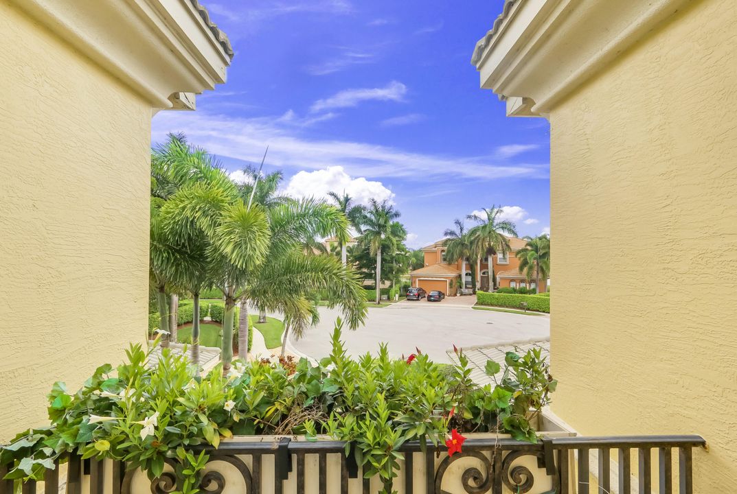 Recently Sold: $1,300,000 (6 beds, 8 baths, 5517 Square Feet)