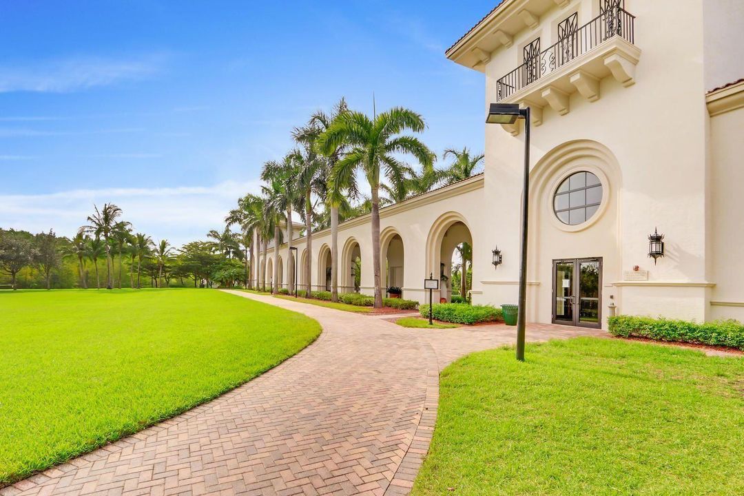 Recently Sold: $1,300,000 (6 beds, 8 baths, 5517 Square Feet)