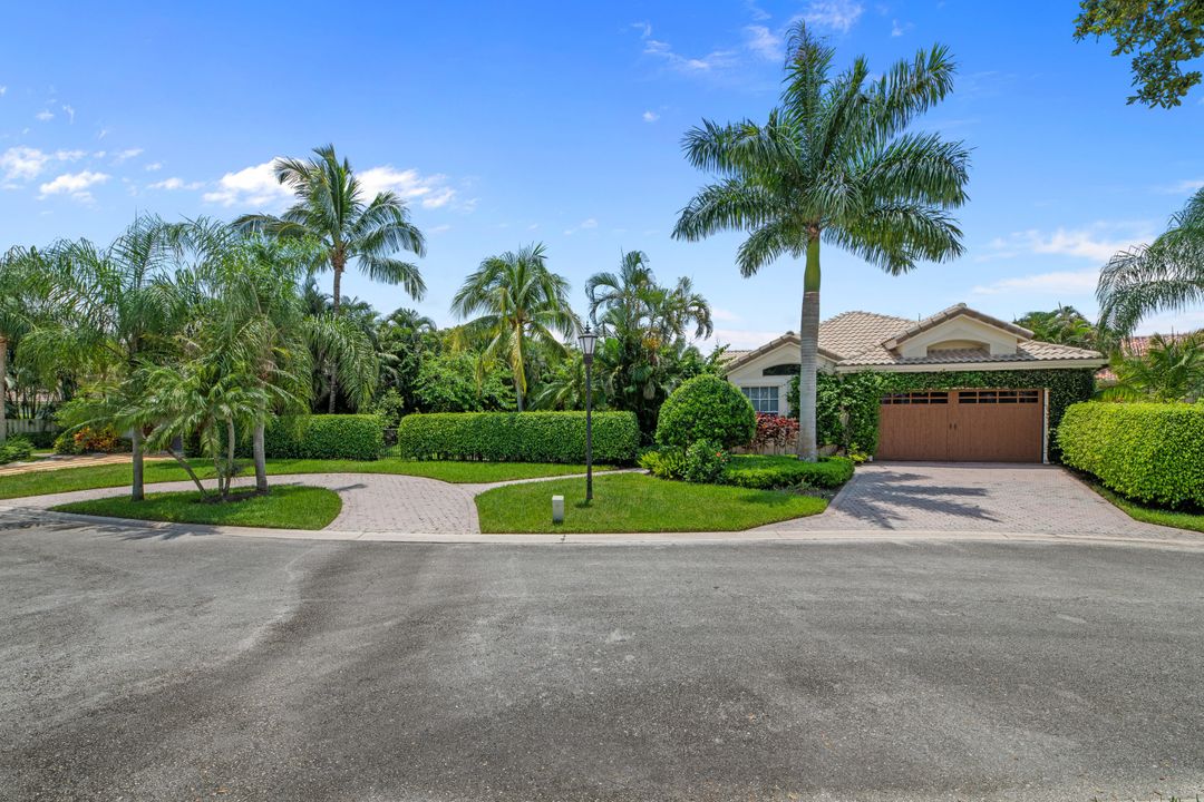 Recently Sold: $899,000 (3 beds, 4 baths, 2418 Square Feet)