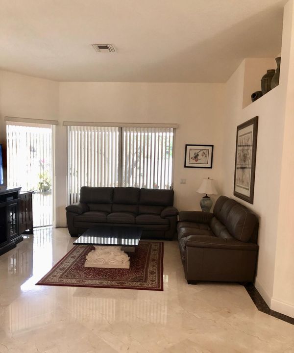 Vendido Recientemente: $218,000 (2 camas, 2 baños, 1549 Pies cuadrados)