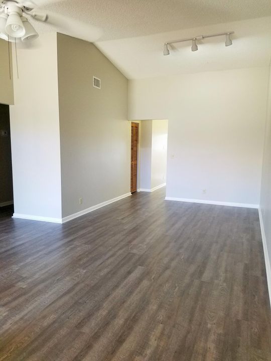 Recently Rented: $1,700 (2 beds, 2 baths, 1026 Square Feet)