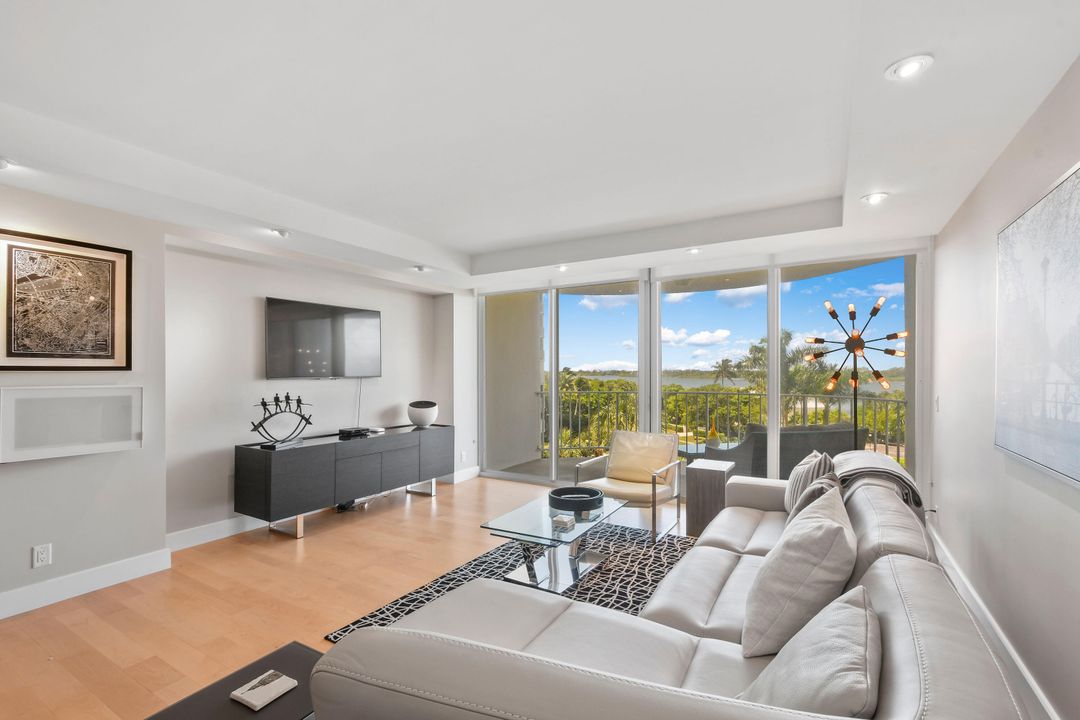 Recently Sold: $650,000 (2 beds, 2 baths, 1559 Square Feet)