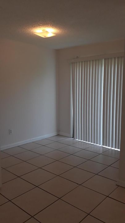 Recently Rented: $1,300 (2 beds, 1 baths, 990 Square Feet)