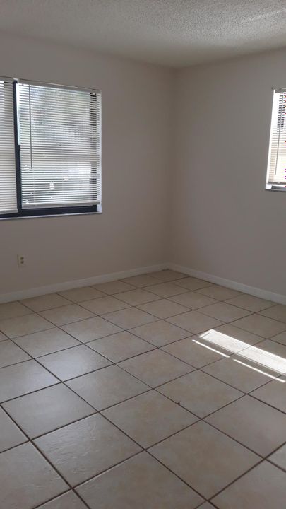 Recently Rented: $1,300 (2 beds, 1 baths, 990 Square Feet)