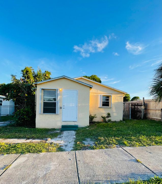 Recently Rented: $1,699 (3 beds, 1 baths, 725 Square Feet)