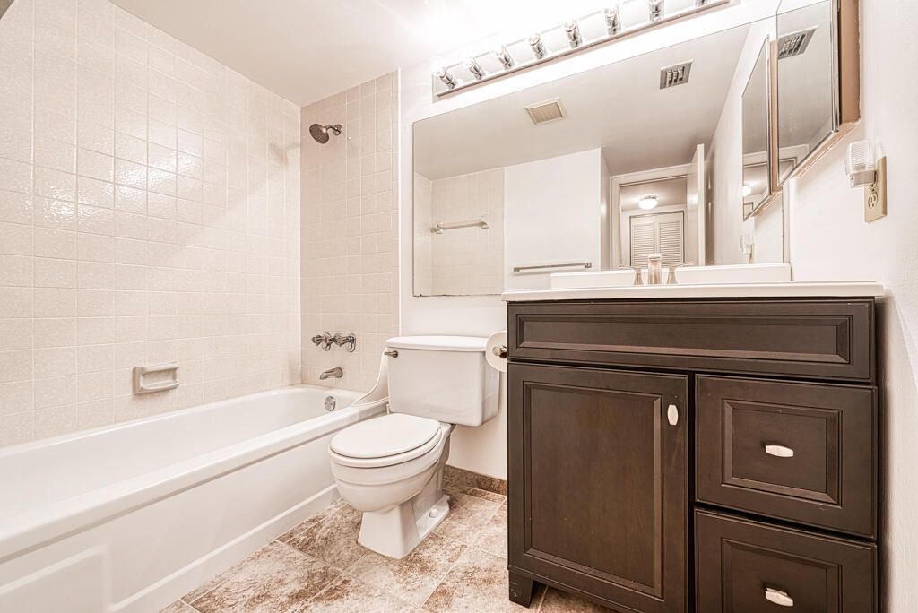 最近售出: $129,900 (2 贝兹, 2 浴室, 929 平方英尺)