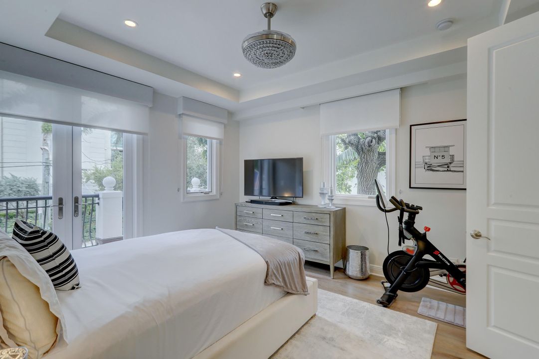 Recently Sold: $1,845,000 (3 beds, 3 baths, 2921 Square Feet)