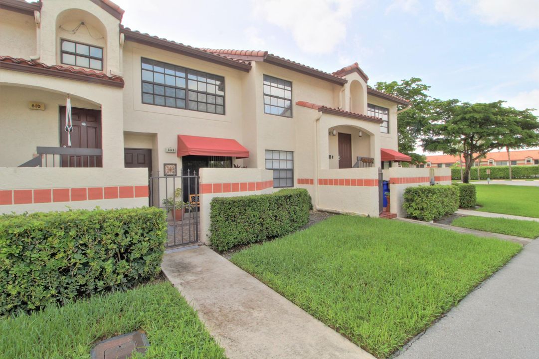 Vendido Recientemente: $240,000 (2 camas, 2 baños, 1150 Pies cuadrados)