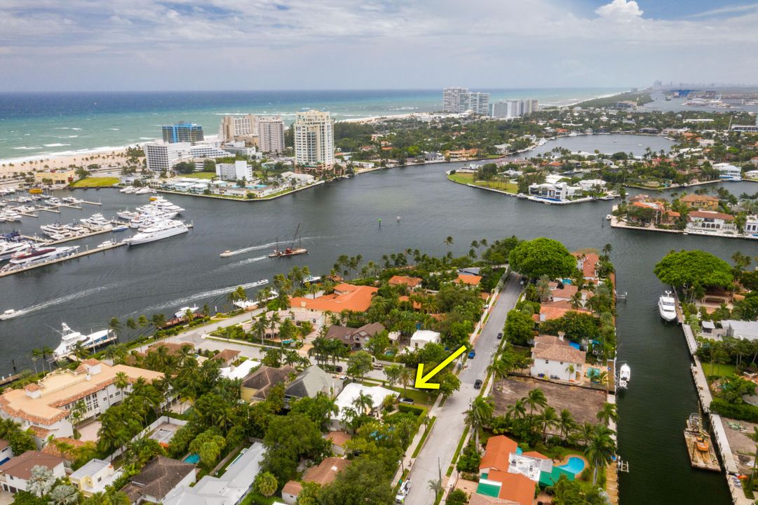 Recently Sold: $1,595,000 (3 beds, 2 baths, 2530 Square Feet)