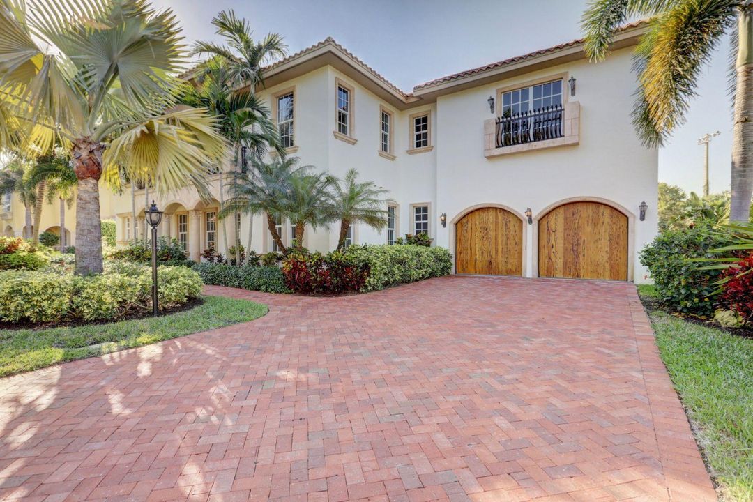 Recently Sold: $1,660,000 (5 beds, 3 baths, 4520 Square Feet)