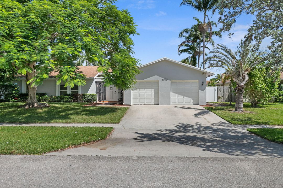 Recently Sold: $650,000 (4 beds, 2 baths, 2618 Square Feet)