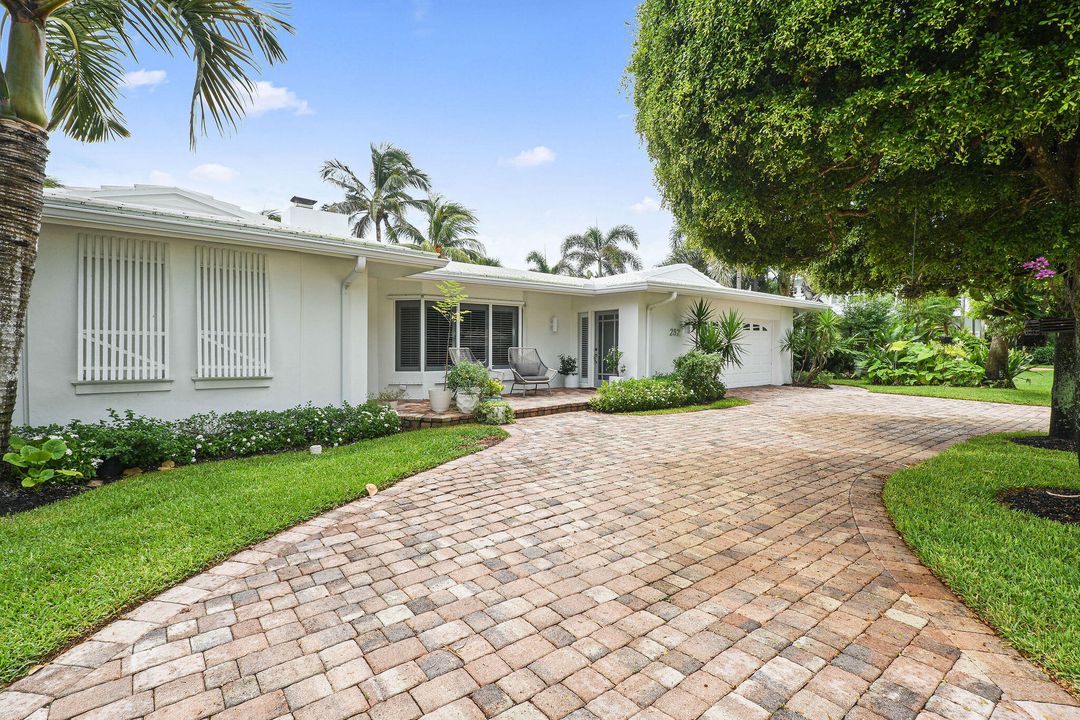Recently Sold: $2,695,000 (4 beds, 3 baths, 1997 Square Feet)