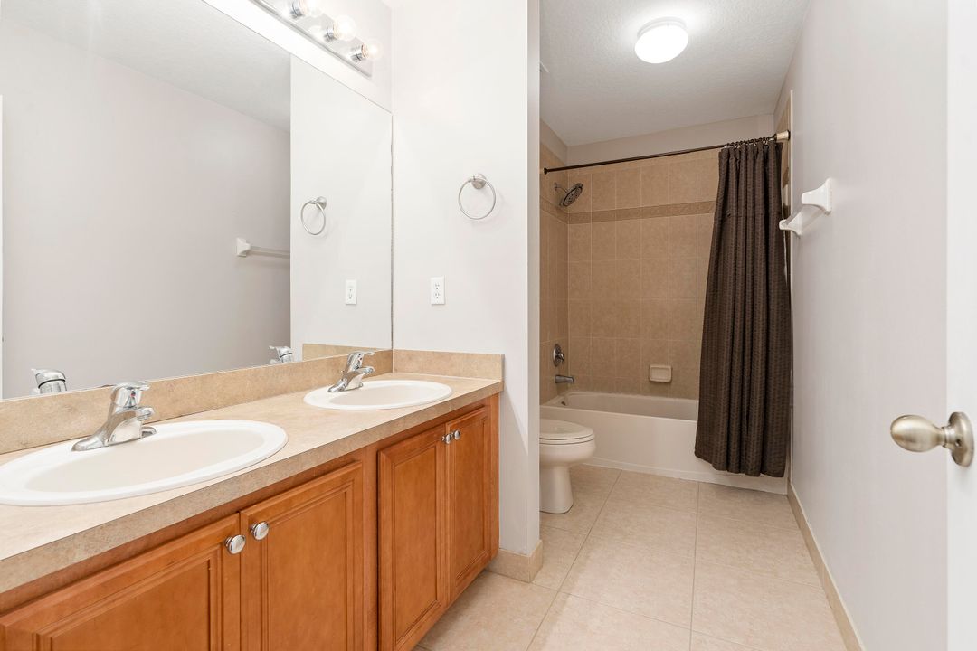 最近售出: $385,000 (3 贝兹, 2 浴室, 1912 平方英尺)
