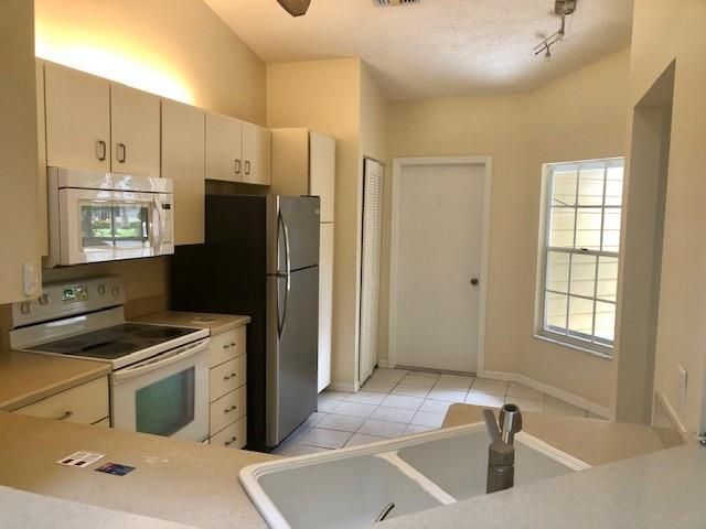 Recently Sold: $169,000 (2 beds, 2 baths, 971 Square Feet)