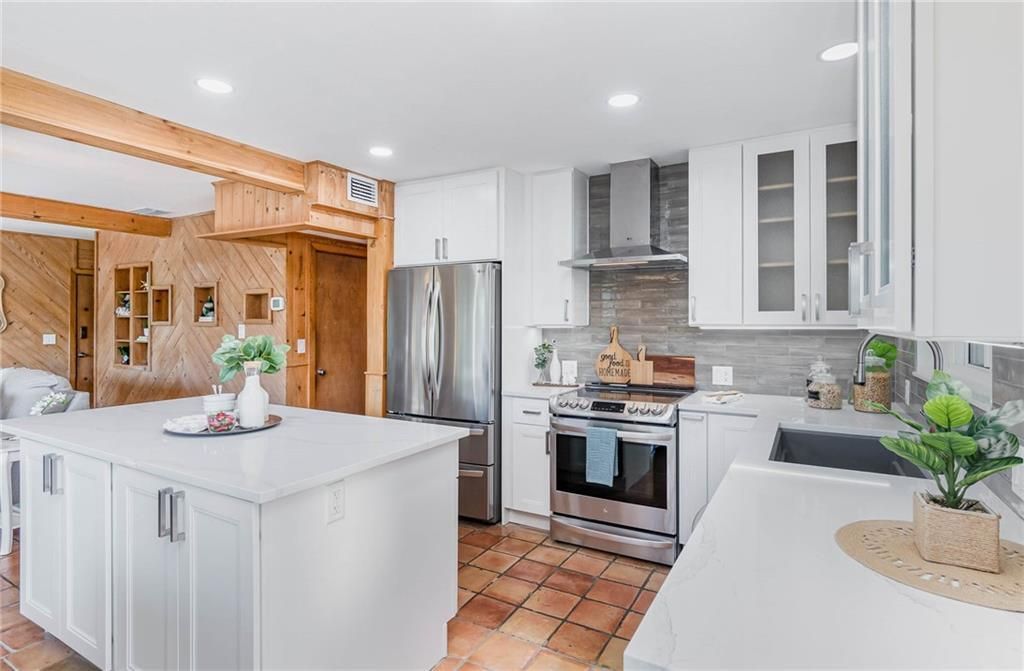 Recently Sold: $900,000 (3 beds, 2 baths, 2060 Square Feet)