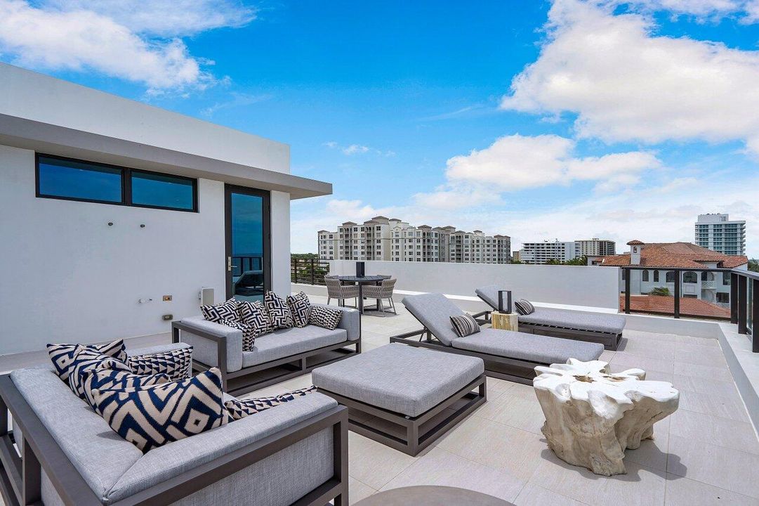 Recently Sold: $6,995,000 (3 beds, 5 baths, 5436 Square Feet)