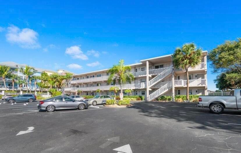 Recently Sold: $475,000 (2 beds, 2 baths, 899 Square Feet)