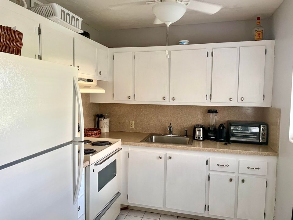Recently Rented: $1,450 (2 beds, 1 baths, 835 Square Feet)