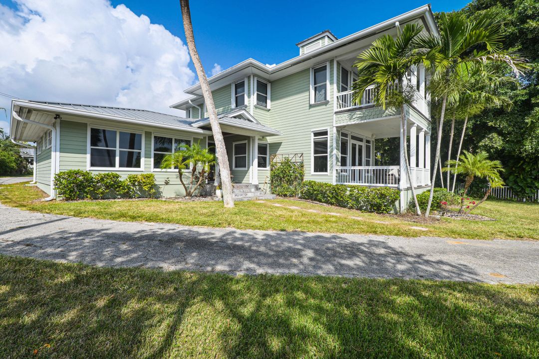 Recently Sold: $1,300,000 (3 beds, 3 baths, 4498 Square Feet)