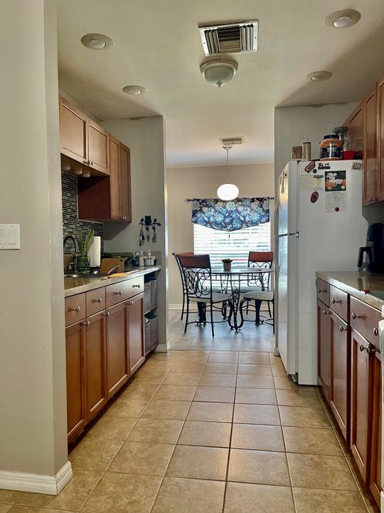 Recently Sold: $220,000 (3 beds, 2 baths, 1048 Square Feet)