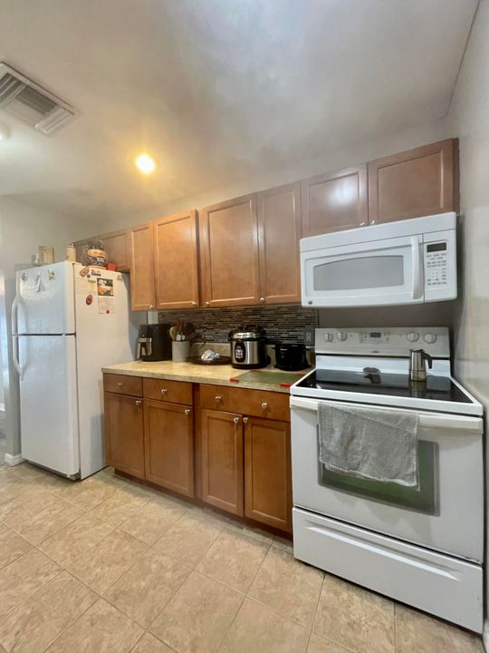 Recently Sold: $220,000 (3 beds, 2 baths, 1048 Square Feet)