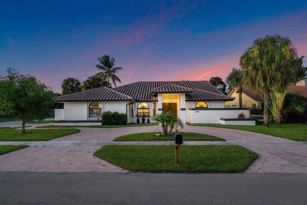 最近售出: $1,100,000 (4 贝兹, 3 浴室, 2661 平方英尺)