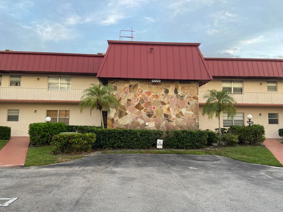 最近售出: $127,900 (2 贝兹, 2 浴室, 1088 平方英尺)