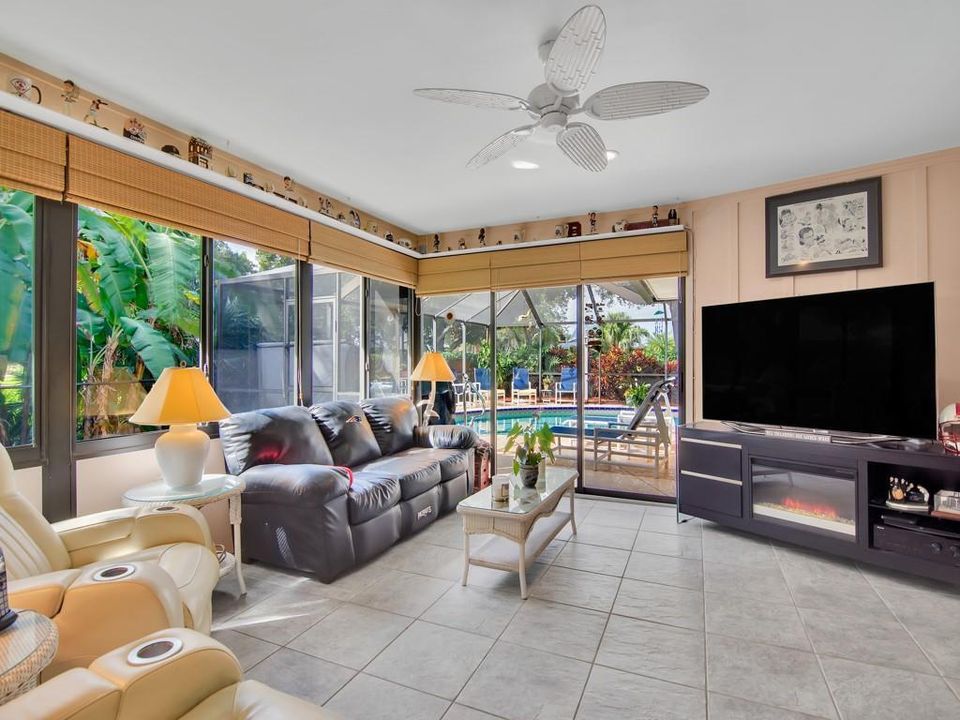 Recently Sold: $450,000 (3 beds, 2 baths, 2353 Square Feet)