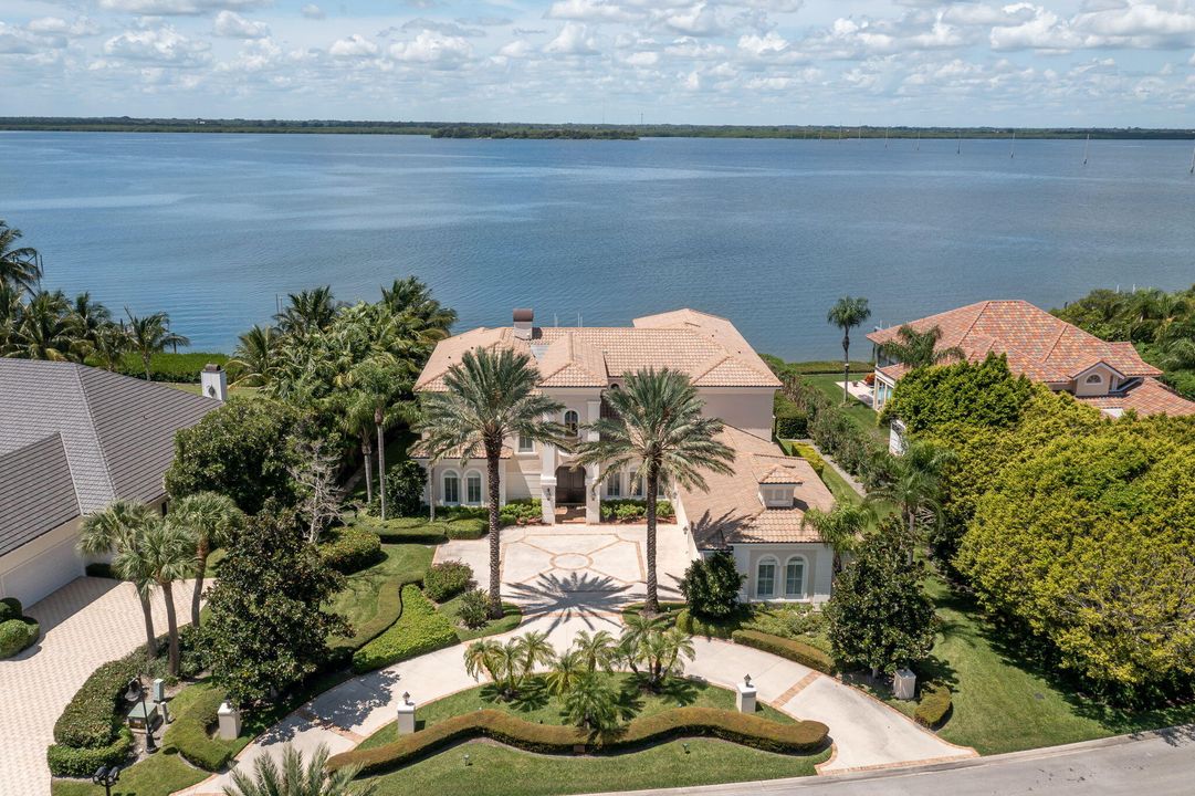 Recently Sold: $6,425,000 (5 beds, 6 baths, 6918 Square Feet)