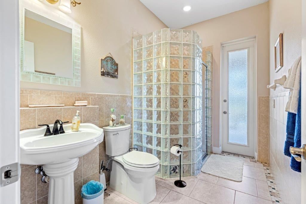 最近售出: $800,000 (5 贝兹, 4 浴室, 3306 平方英尺)