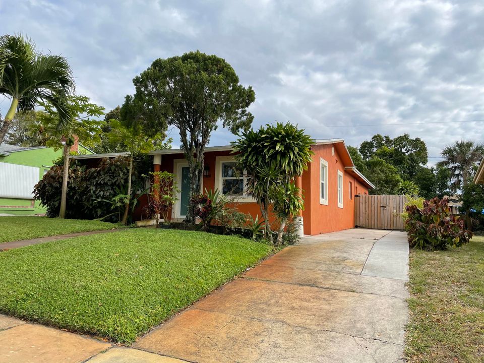 Recently Rented: $2,600 (3 beds, 2 baths, 1519 Square Feet)