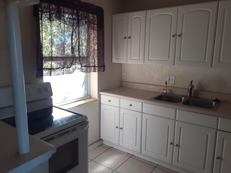 Recently Sold: $250,000 (2 beds, 1 baths, 1106 Square Feet)