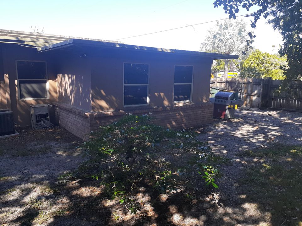 Recently Sold: $250,000 (2 beds, 1 baths, 1106 Square Feet)