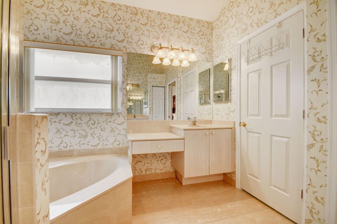 最近售出: $469,990 (3 贝兹, 2 浴室, 1938 平方英尺)